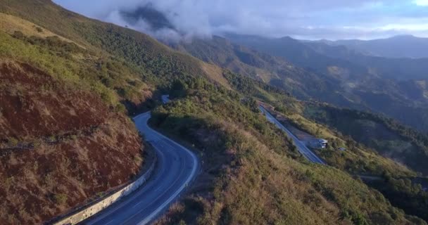 エクアドルの山の中で高速道路を飛ぶ アンデス地域にはすべての都市を結ぶ多くの高速道路があります 道路を走っている車もあれば 曇り空の日もある — ストック動画