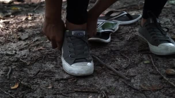 Femme Attacher Ses Chaussures Avant Aller Sur Une Randonnée — Video
