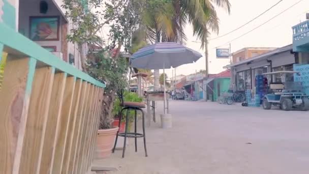 Vrouwen Fietsen Caribbean Island — Stockvideo