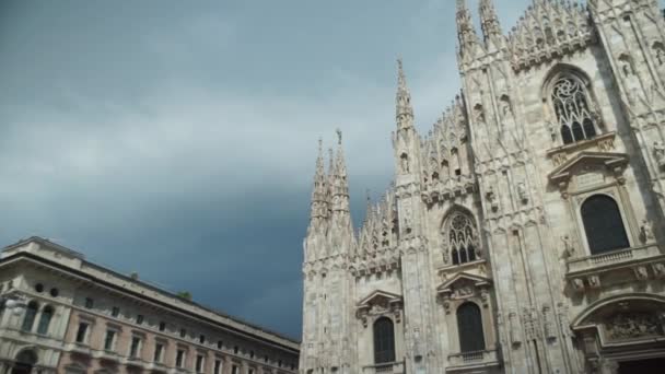 ミラノの美しい大聖堂イタリアの昼間の映像 — ストック動画