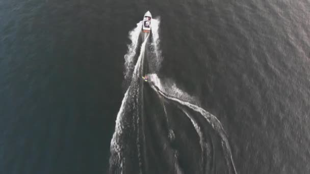Aerial Drone Shot High Man Wake Boarding Motor Boat Lake — Vídeo de stock