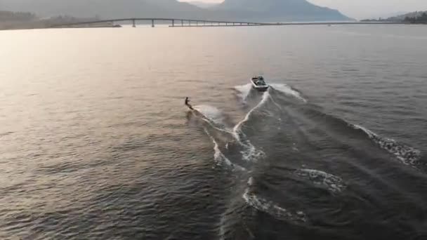 Flygdrönare Sköt Flying Över Man Wake Boarding Bakom Motorbåt Sjön — Stockvideo