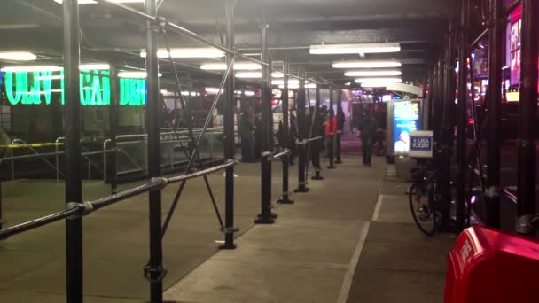 Mensen Lopen Onder Steigers New York City — Stockvideo