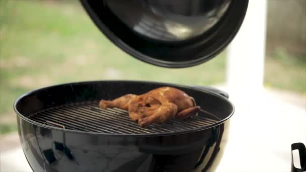 Grilldeckel Entfernen Geräuchertes Hühnchen Enthüllen — Stockvideo