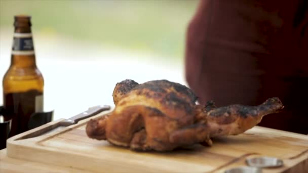 Pollo Affumicato Sul Tagliere — Video Stock