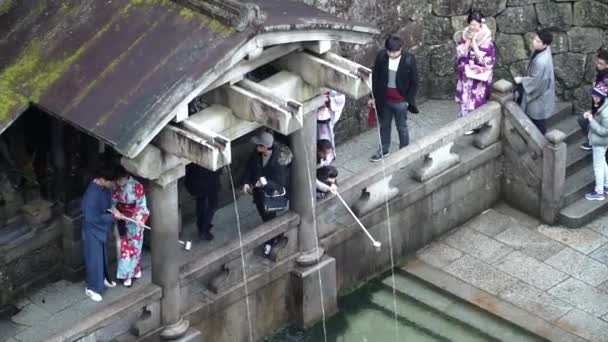 Bezoekers Een Shinto Heiligdom Krijgen Water Voor Zuivering Koto Japan — Stockvideo