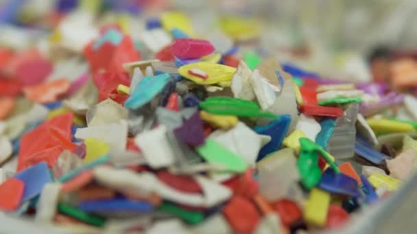 Een Slow Motion Shot Van Plastic Vlokken Vallen — Stockvideo