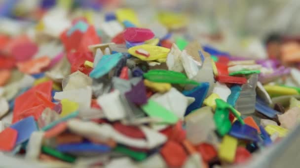 プラスチック製のフレークのスローモーションショットが落ちる — ストック動画