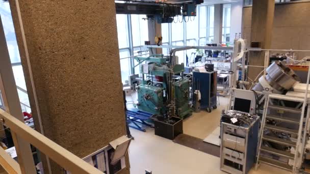 Professor Cientista Caminhando Pelo Laboratório Física Rochas Universidade Técnica Delft — Vídeo de Stock