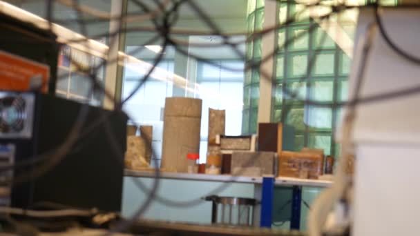 Een Wetenschapper Loopt Voorbij Verte Voorbij Een Laboratorium — Stockvideo