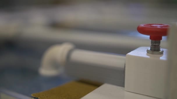 Temizleme Biriminin Temsili Olarak Tüplerden Akan Suyu Gösteren Bir Model — Stok video