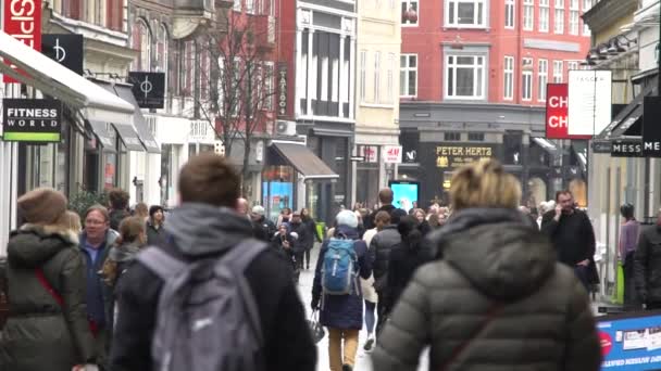 Spowolnione Ujęcie Ludzi Robiących Zakupy Centrum Handlowym Świeżym Powietrzu — Wideo stockowe