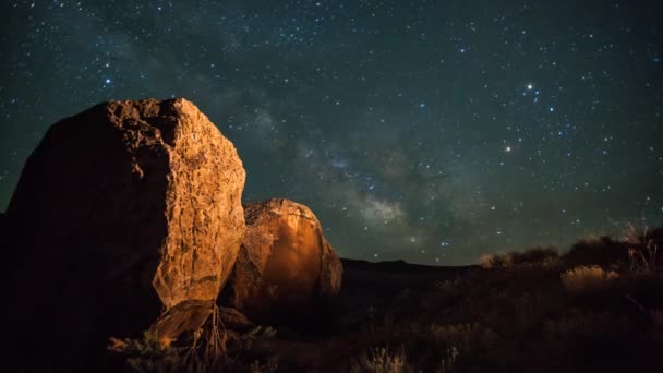 岩の多い砂漠の天の川の星の夜の時間経過 — ストック動画