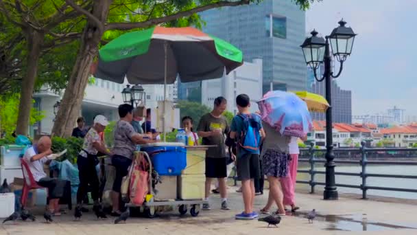 Ancianos Vendiendo Helados Populares Personas Caminando Durante Día Largo Del — Vídeos de Stock