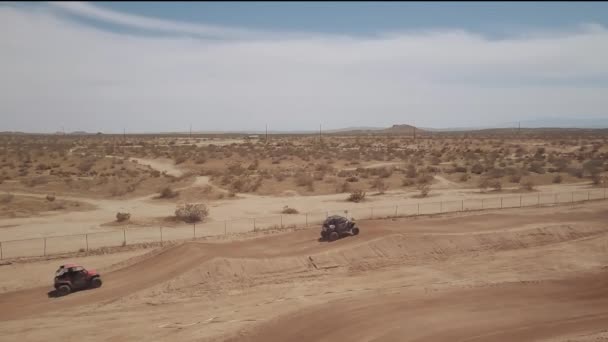 Roading Bilar Racing Smuts Spår Mojave Desert Kalifornien Aerial Slowmo — Stockvideo