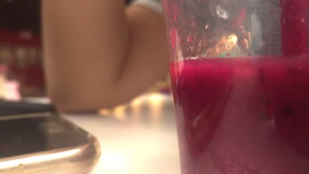 Flicka Dricker Rosa Smoothie Med Ett Sugrör — Stockvideo