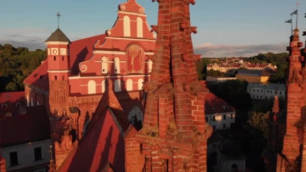 공중에서 날아가는 Unesco Annes Church Vilnius 리투아니아 — 비디오