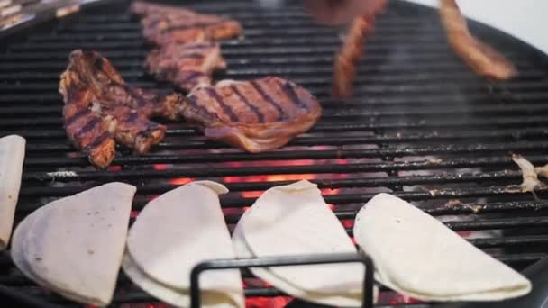 Tournage Angle Bas Viande Barbecue Mexicaine Étant Renversée Quesadillas — Video