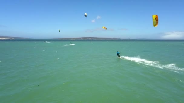 Drone Beelden Van Kitesurfen Kiteboarden Langebaan Lagune Zuid Afrika — Stockvideo