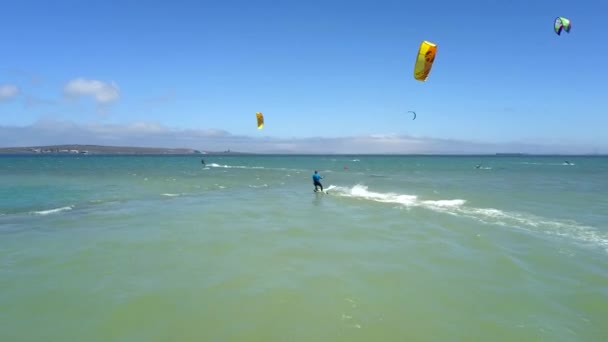 南アフリカのLangebaanラグーンでのカイトサーフィン カイトボードのドローン映像 — ストック動画