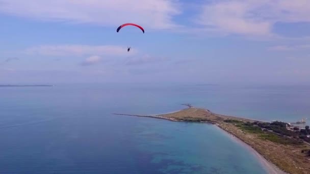 Okyanus Burnun Yüksek Hava Manzarası Ufka Doğru Paraglider Görüntüden Yükseliyor — Stok video
