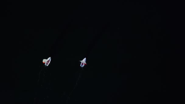 Widok Powietrza Dół Dwóch Małych Żaglówek Wyścigowych Powoli Przechodzącej Mewy — Wideo stockowe
