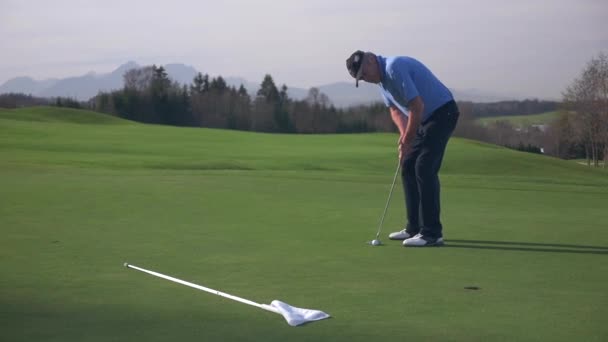 Golfer Putting Green Chybí Jamka — Stock video