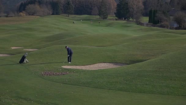 Golfista Bít Míč Plavební Dráze Blízkosti Bunkru Železem — Stock video