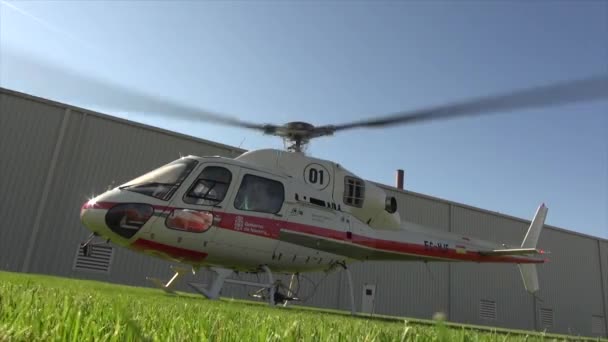 Pohotovostní Vrtulník Dělá Manévry — Stock video