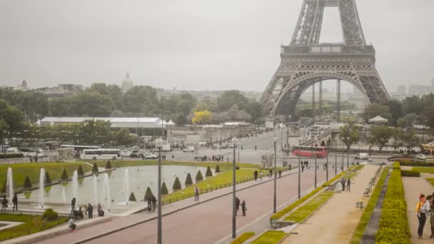 Timelapse Tráfico Turistas Alrededor Torre Eiffel París — Vídeos de Stock