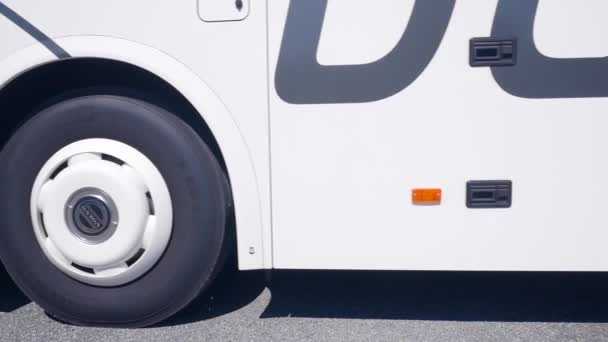 Bus Coach Volvo Passeert Voor Schloss Klessheim Bij Salzburg Oostenrijk — Stockvideo