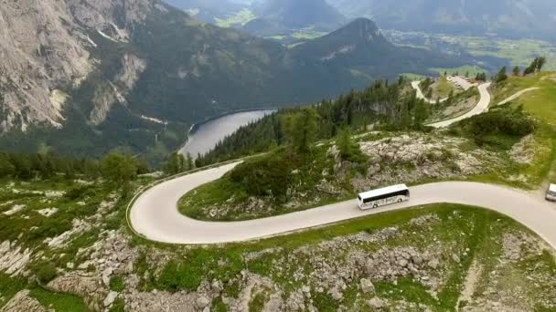 Aerial View Coach Bus Mountain Scenery Loser Altaussee Ausztriában Drone — Stock videók