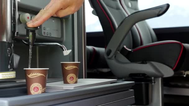 Buss Från Volvo Interiör Med Kaffebryggare Och Varmvattentejp — Stockvideo