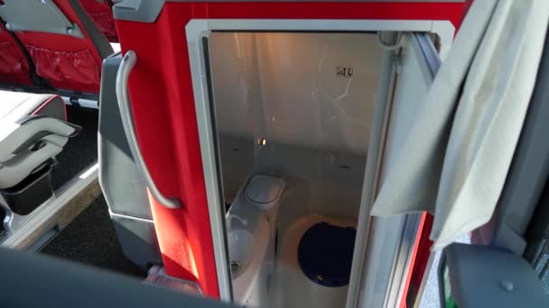 Bus Coach Volvo Interieur Con Baño Inodoro Bordo Puerta Del — Vídeo de stock