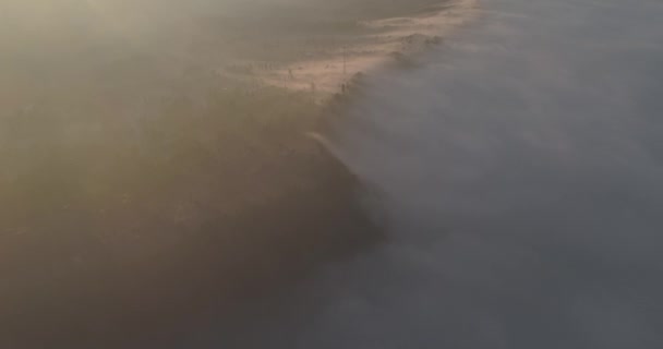 ブロモ国立公園の巨大な火口から落ちる日の出の雲の海の空中ビュー — ストック動画