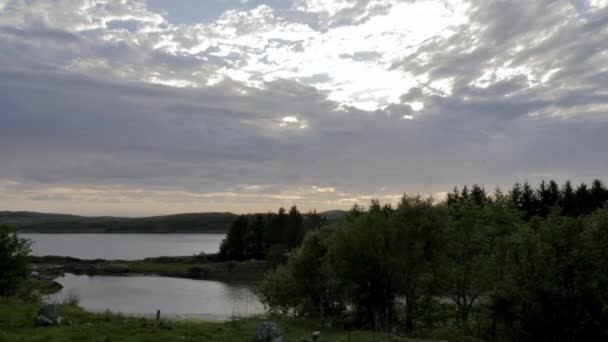 노르웨이의 펜스와 호수에서 저녁에 휴식을 취하는 — 비디오