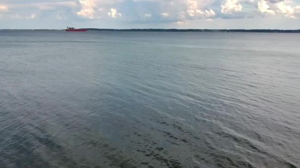 Zdjęcia Lotnicze Helsingor Beach Danii Tankowcem Wodzie — Wideo stockowe