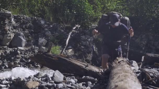 Viaggiatore Passa Attraverso Rude Torrente Montagna — Video Stock