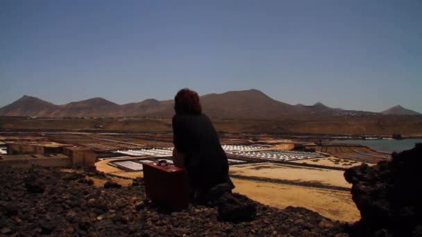 Vrouw Met Vintage Reiskoffer Zittend Een Plateau Staat Observeert Horizon — Stockvideo