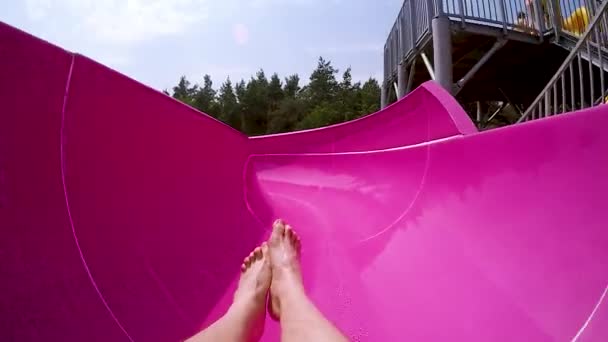 Συρόμενη Κάτω Από Ένα Ροζ Μισό Σωλήνα Νερού Slide Επιβράδυνε — Αρχείο Βίντεο
