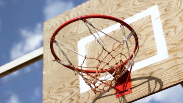 Old Abandoned Basketball Hoop Hood Windy Day — Stock Video