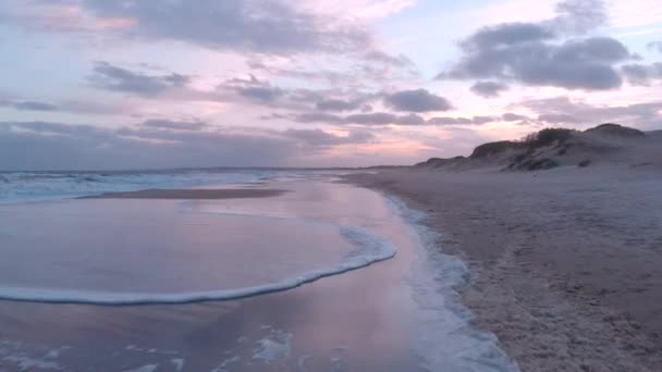 Tiro Aéreo Voando Baixo Passando Pelo Homem Observando Mar Pôr — Vídeo de Stock