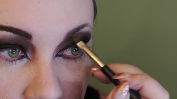 Femme Appliquant Maquillage Des Yeux — Video