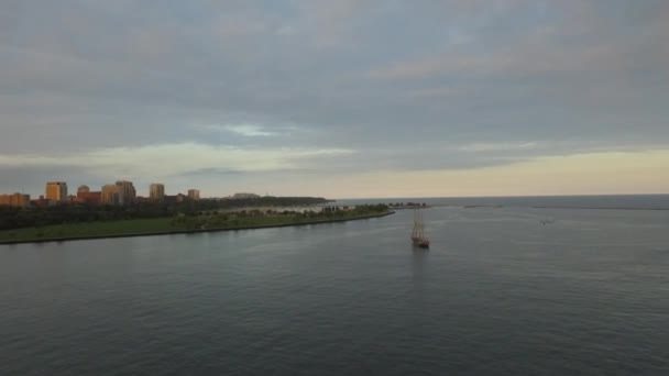 Impresionante Clip Avión Tripulado Cámara Lenta Vuela Sobre Magnífico Puerto — Vídeos de Stock