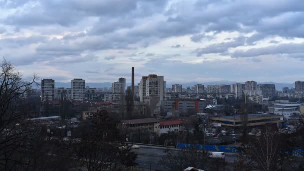 Zeitraffer Eines Sonnenuntergangs Über Der Stadt Sofia Mit Verkehr Und — Stockvideo