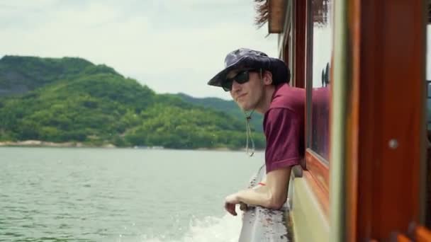 Turista Sporge Dalla Finestra Barca Movimento Sul Bellissimo Lago Montagna — Video Stock