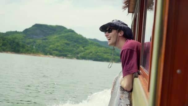 Jovem Férias Tendo Tempo Sua Vida Barco Slow Motion — Vídeo de Stock