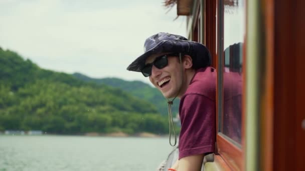スローモーション 若い冒険家は 彼が美しいヨットに乗るのを楽しんで笑っています — ストック動画