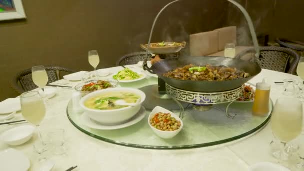 Instellen Van Shot Van Warme Traditionele Chinese Entree Maaltijd Ronde — Stockvideo