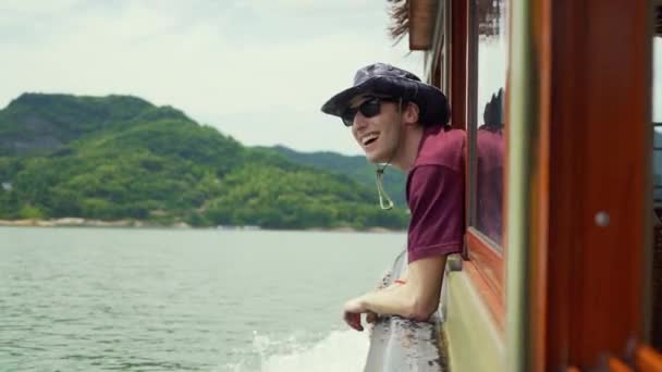 美しい山岳湖でボートに乗って爆風を持っているバックパッカーの冒険者 — ストック動画